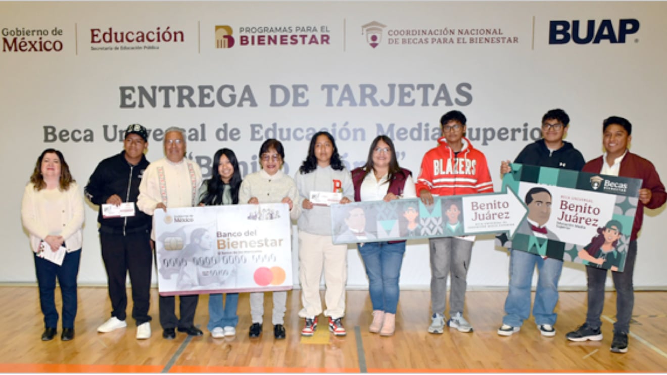 Entrega de becas en la BUAP
