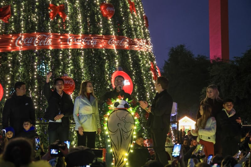 De la Garza, acompañado por su esposa Gaby Oyervides y sus hijos estuvo al frente del tradicional encendido del pino gigante.