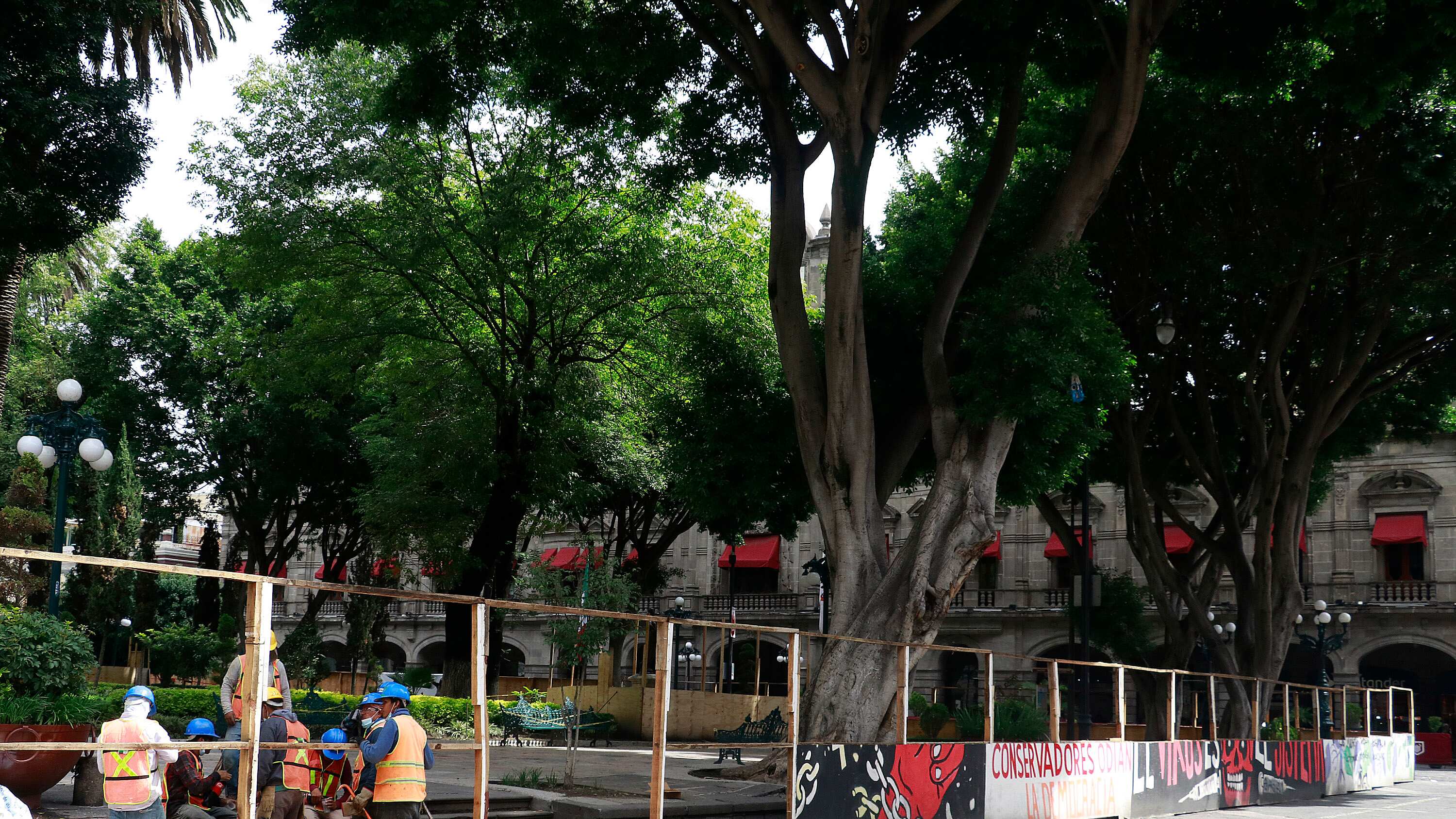 Retiran muro del zócalo de la ciudad