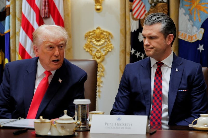 Donald Trump y Pete Hegseth