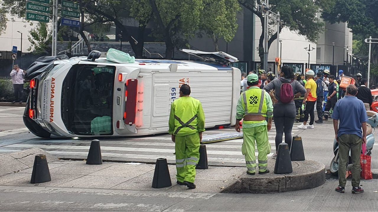 Ambulancia choca y vuelca sobre Paseo de la Reforma dejando varios heridos