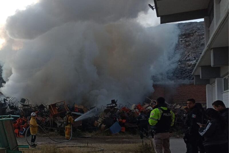 Evacuan a alumnos de primaria por incendio en bodega de la SEGE.