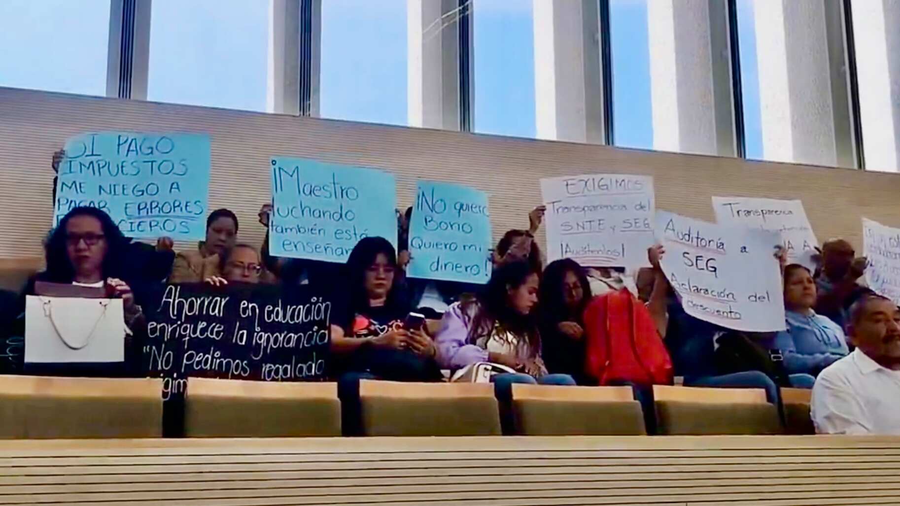 Llegan maestros al Congreso.