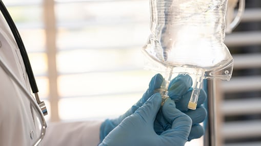 Estados Unidos: doctor envenenaba a pacientes con drogas letales mediante bolsas de suero.