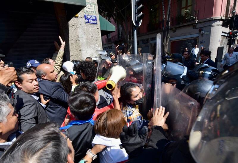 Diputados de oposición protestan afuera del Congreso de la CDMX.