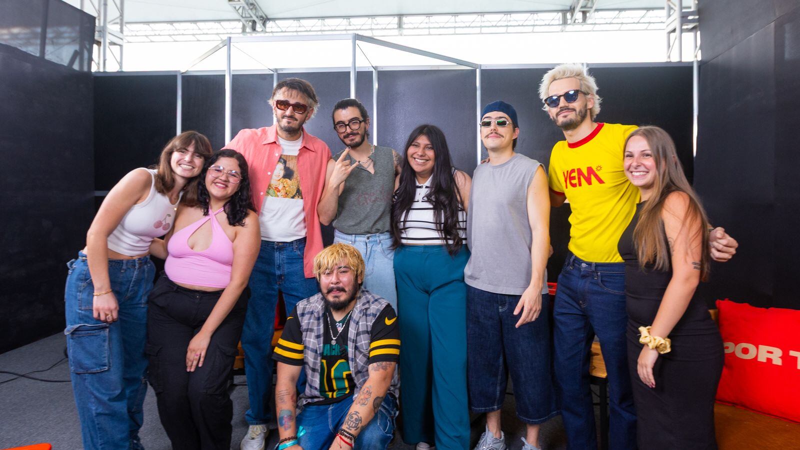 La banda colombiana se unió a Tecate Emblema para motivar a oficinistas a vivir la experiencia musical en vivo