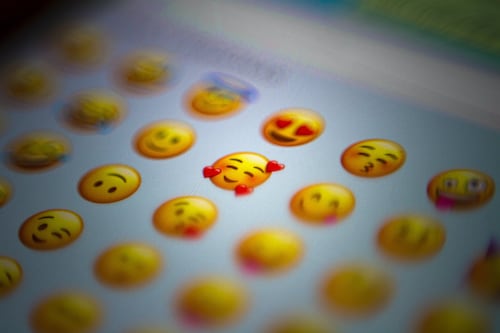 Niño se hace viral al pedir a Apple que modifique el emoji de ‘nerd’