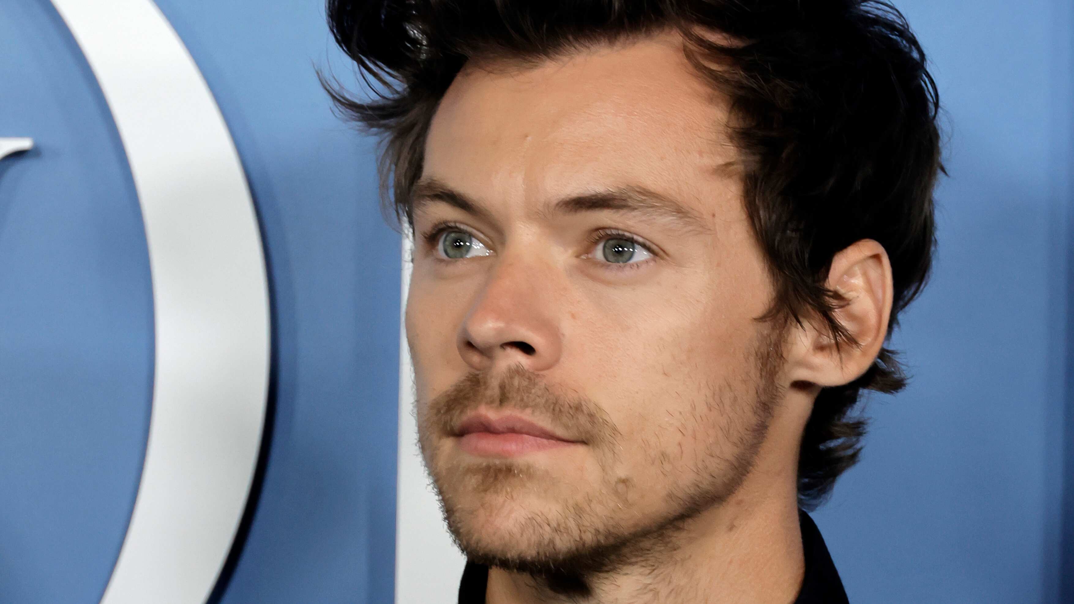 El cantante que tenía que presentarse en 2020, por fin salda su deuda con los mexicanos.