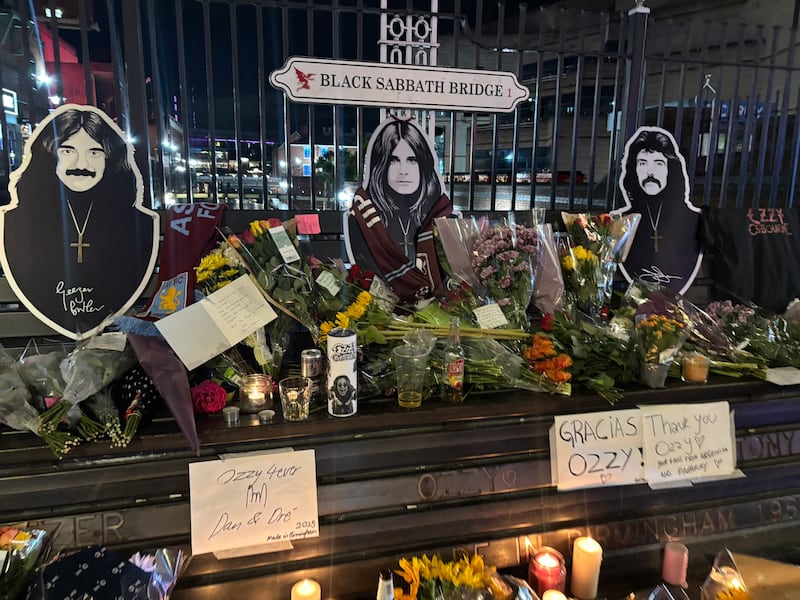 Entre flores y “Iron Man”: así despidieron a al Príncipe de las tinieblas