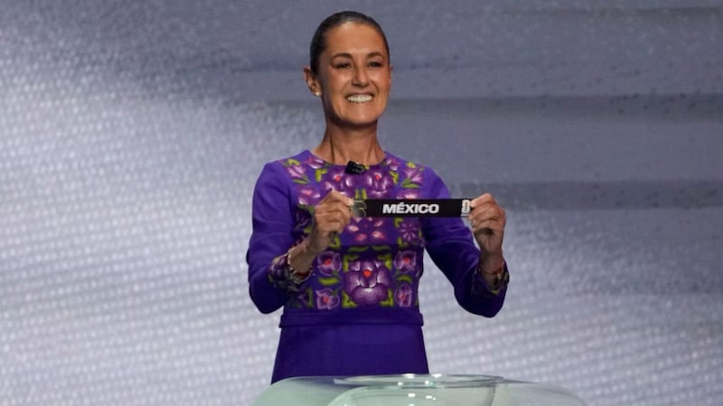 Sheinbaum toma protagonismo: así sacó la bola de México en el sorteo del Mundial 2026