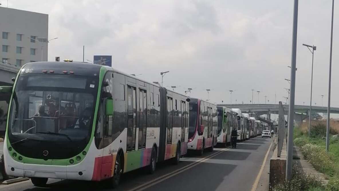 Una unidad chocó contra un camión de carga. (Especial)