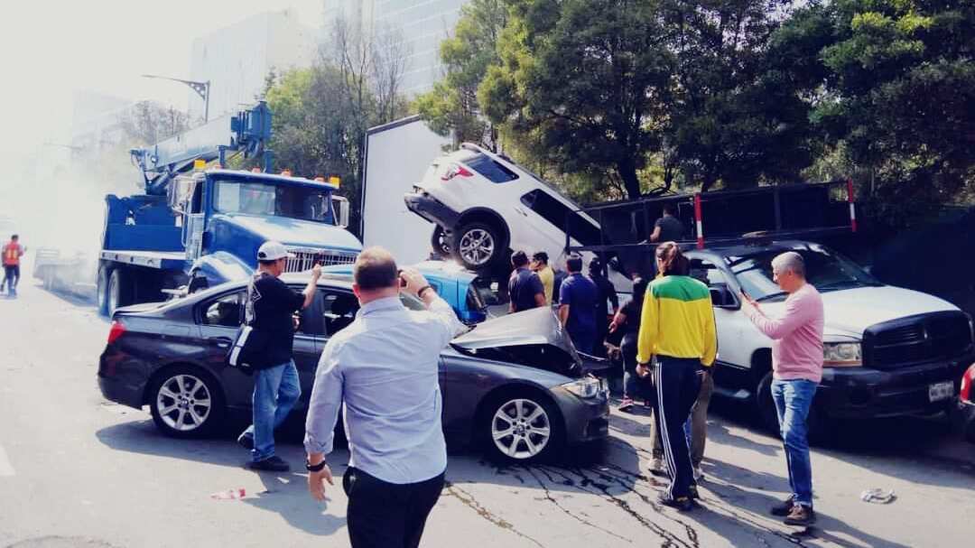 Carretera México-Toluca tráiler sin frenos choca con varios vehículos