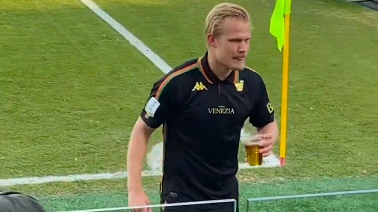 Joel Pohjanpalo, jugador del Venezia, se compró una cerveza para disfrutar de los minutos finales del juego.