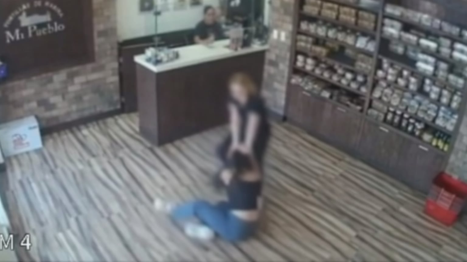 La grabación de las cámaras de seguridad muestra Cómo las mujeres se jalaron del cabello y se derribaron.