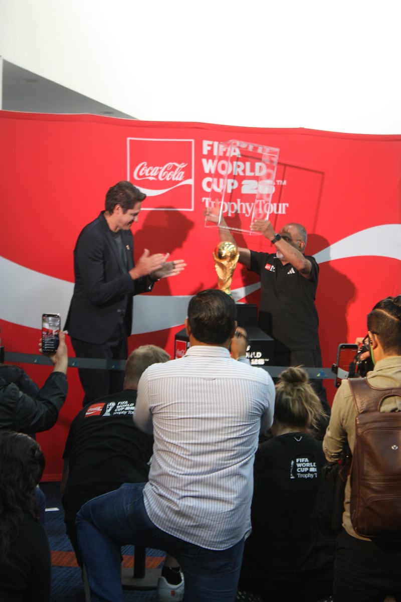 El campeón mundial José Edmílson Gomes de Moraes sostuvo el trofeo de la FIFA World Cup 2026 durante la presentación en el Poliforum León y recordó la emoción de haber levantado la copa con Brasil en 2002.