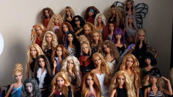 Como toda una Barbie, artista recrea muñecas inspiradas en Shakira según sus temas más icónicos