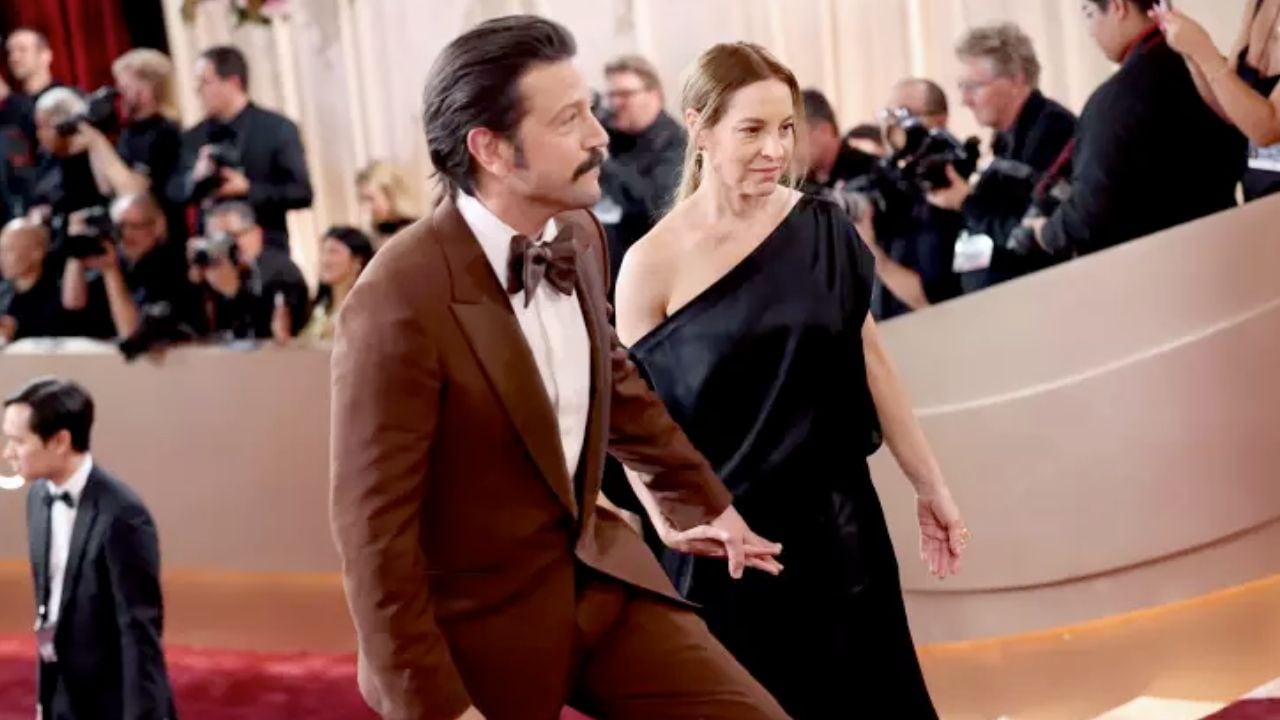 La pareja de Diego Luna fue duramente criticada en redes sociales por el look desalineado en los Globos de Oro
