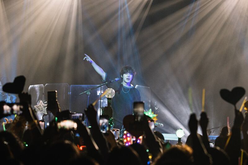 El idol coreano suma a la fuerza del K-pop en el país.