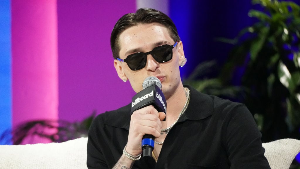 Peso Pluma estalla contra colegas de la industria musical