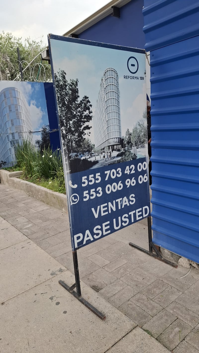 FOTOS: Encuentran cráneos y huesos humanos en construcción de departamentos sobre Reforma