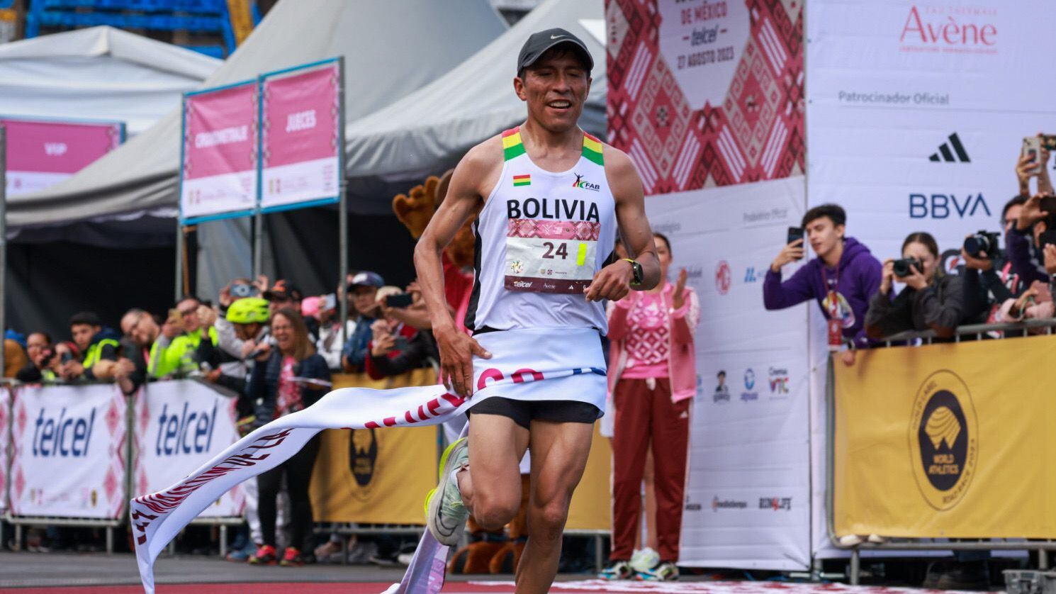 Héctor Garibay es el primer boliviano que se lleva el triunfo I @MaratonCDMX
