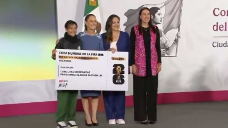 Claudia Sheinbaum revela a las ganadoras de los boletos del Mundial 2026; joven veracruzana irá a la inauguración