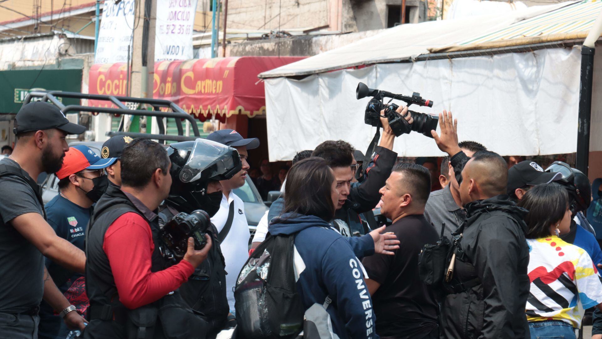 Policías suspendidos por agredir a reporteros en Iztapalapa