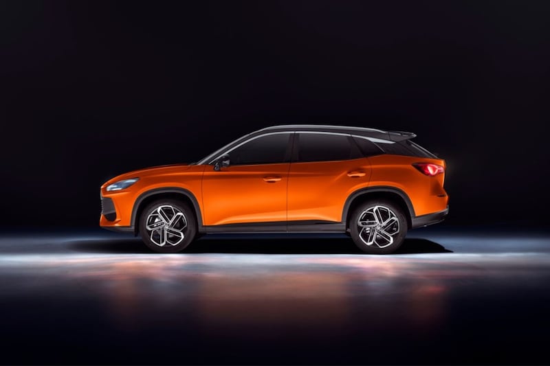 MG ONE, SUV naranja en la ciudad