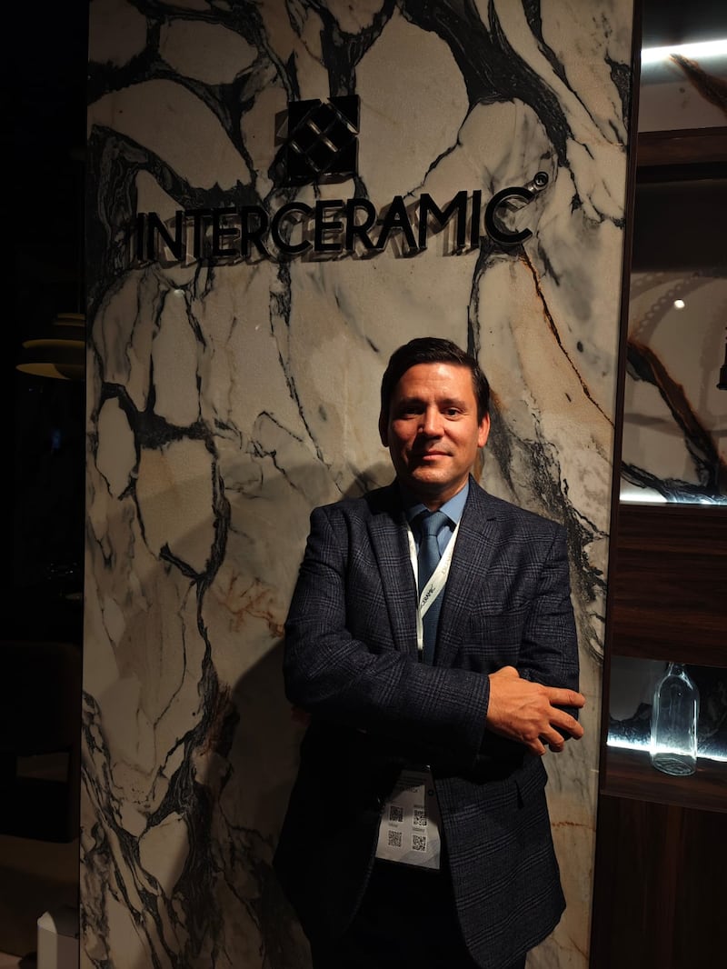Interceramic presentó el stand más inmersivo de la exposición. Su propuesta, inspirada en los sentidos y en la conexión humana con los espacios, reafirmó su compromiso con la innovación, la sustentabilidad y el arte del diseño
