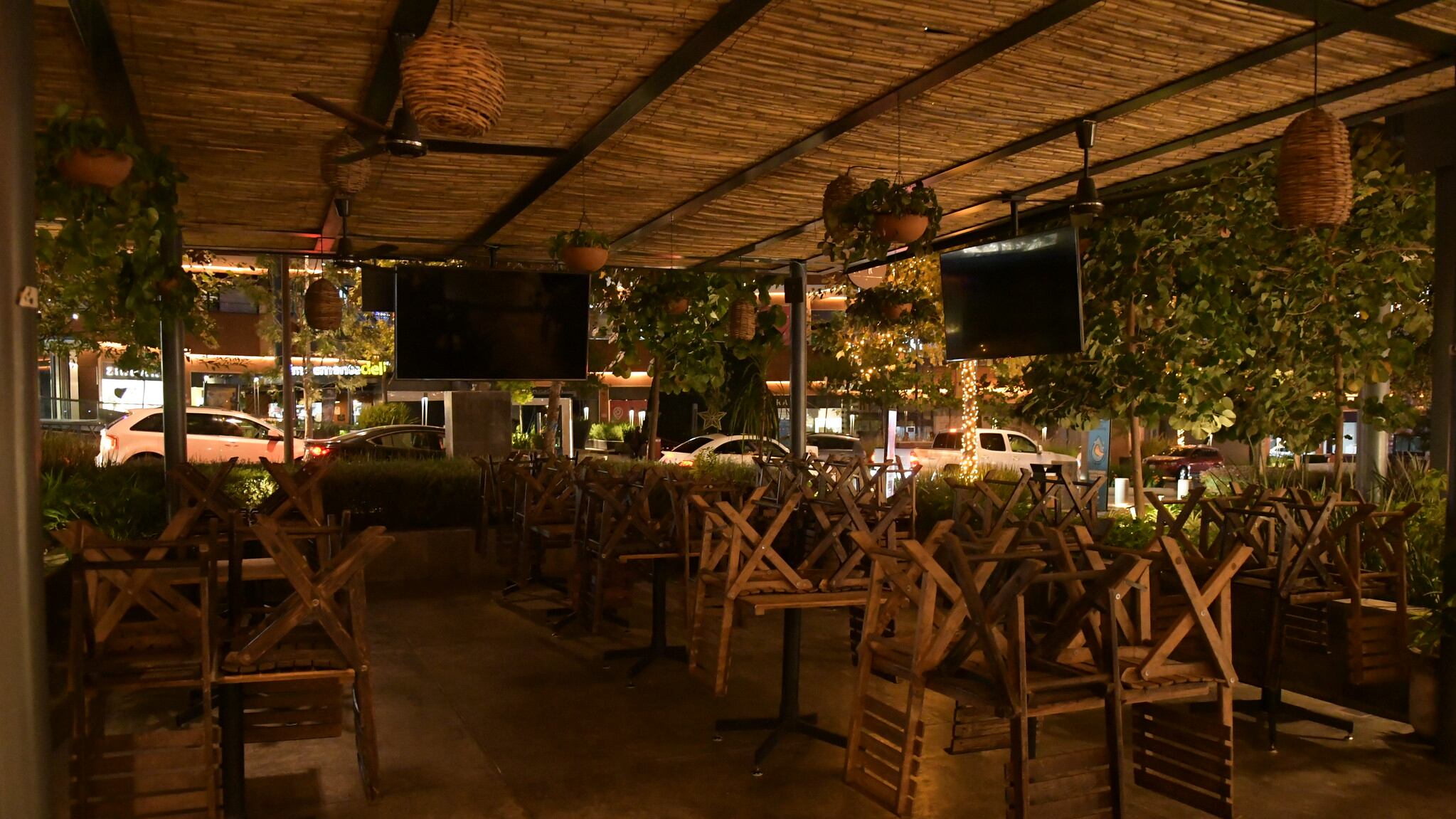 Grupos defensores de los derechos peatonales se oponen a la medida porque afirman que en otras ciudades comenzó una invasión desmedida de espacios públicos por bares y restaurantes.