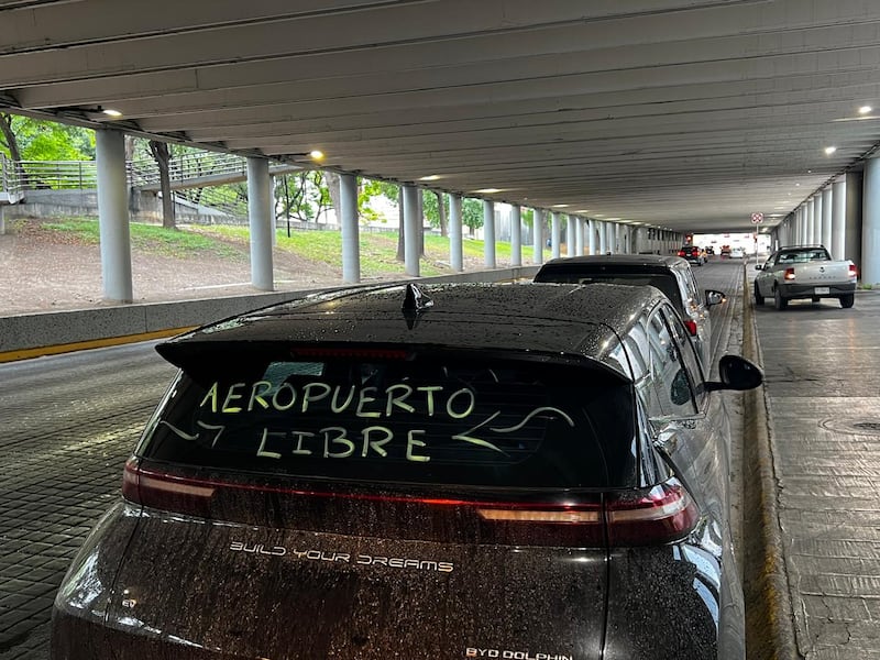 Los transportistas estacionaron sus vehículos en la calle Zaragoza para llamar la atención sobre su situación.