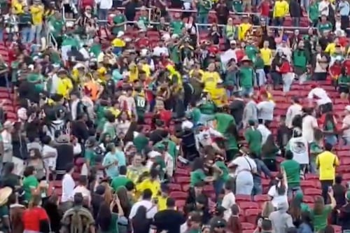 VIDEO: Aficionados protagonizan campal en duelo entre México y Colombia