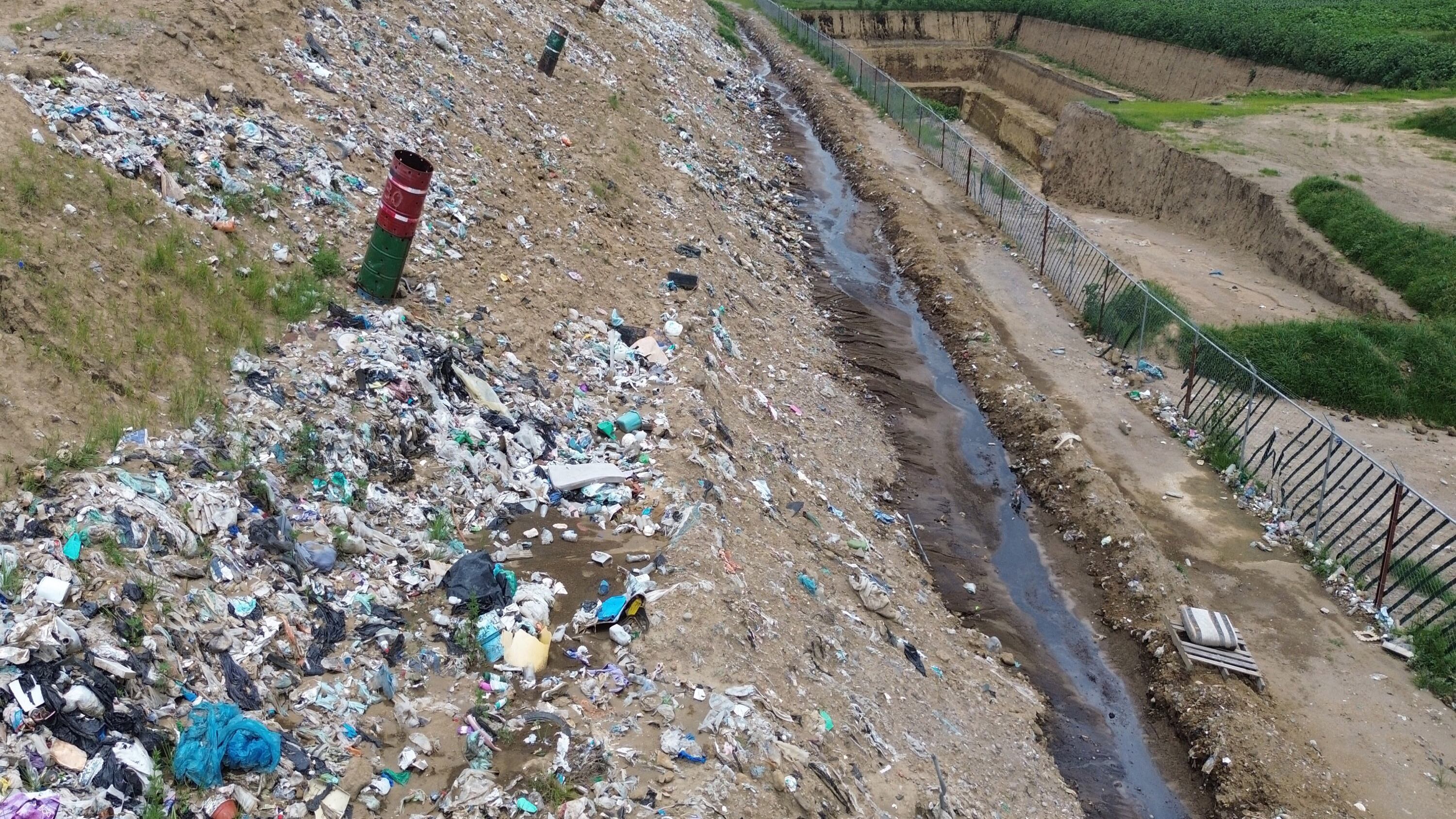 Pobladores acusaron la contaminación del suelo y agua de los alrededores.