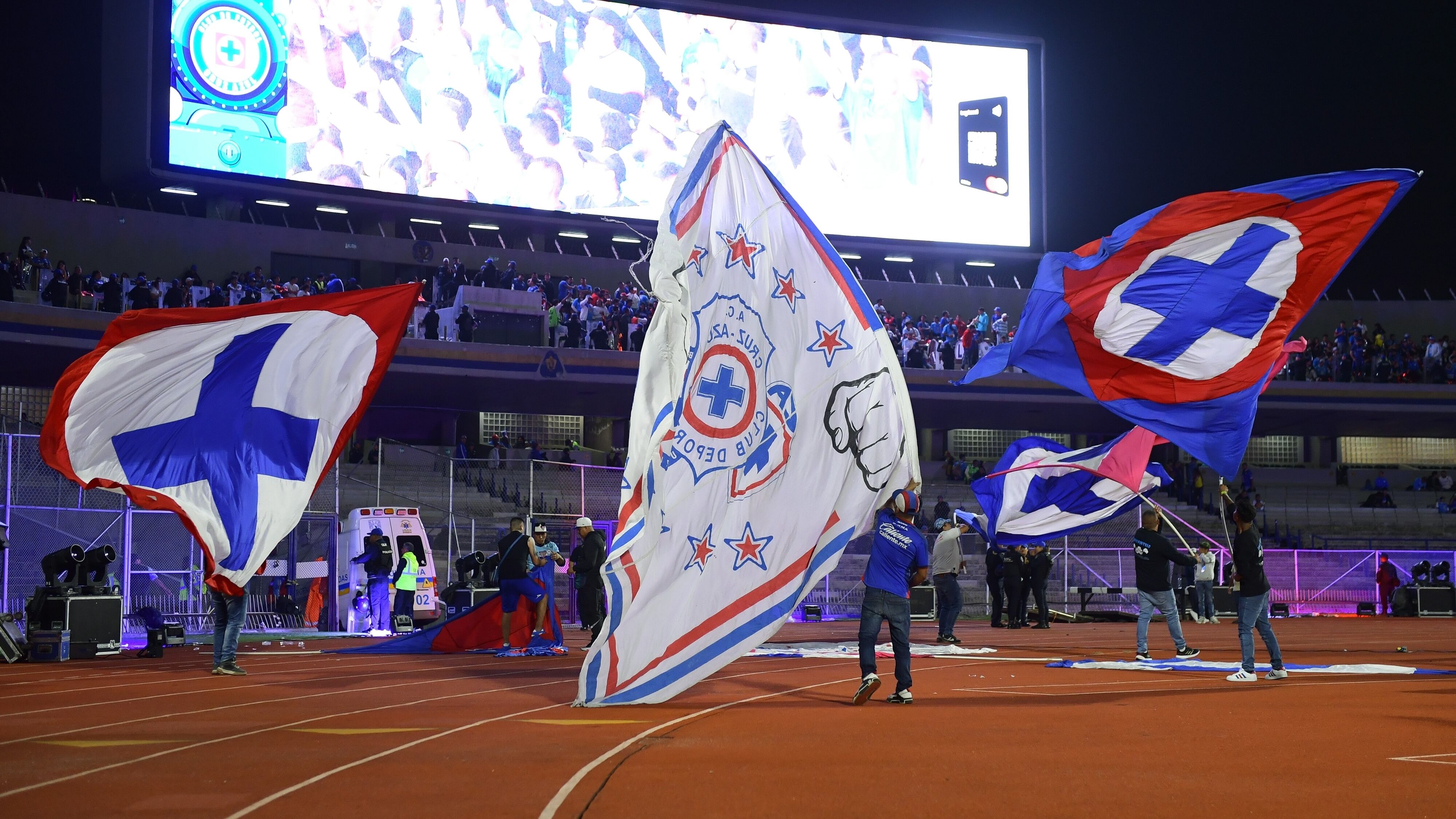 Aficionados de Cruz Azul destrozaron vivienda con logo del América.