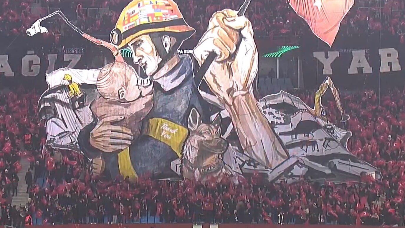 La imagen del perro rescatista fue inmortalizada en el estadio turco I
@Erzurumspor