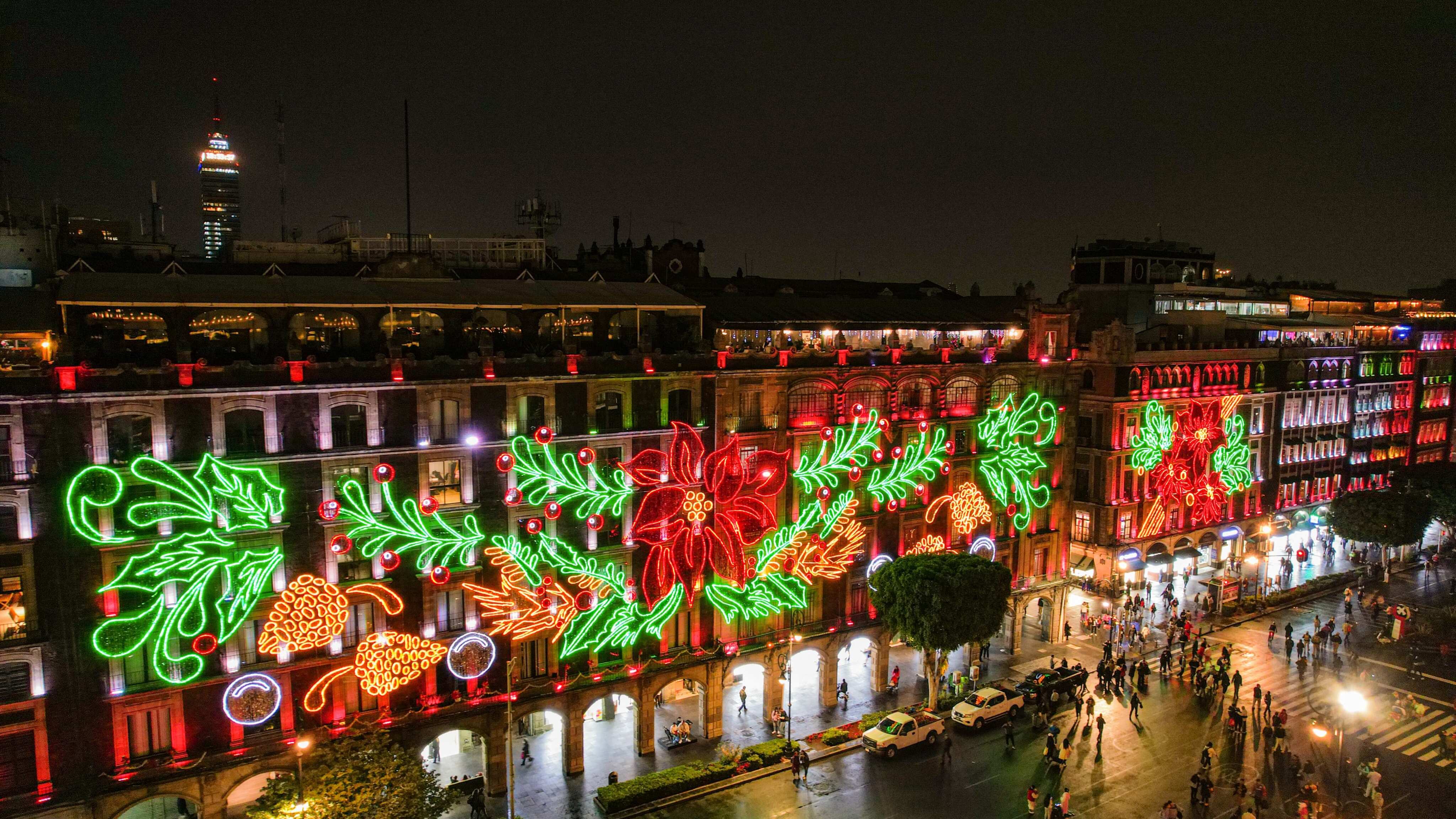 Los adornos iluminan los principales edificios del Centro de la CDMX. (Gobierno de la CDMX)