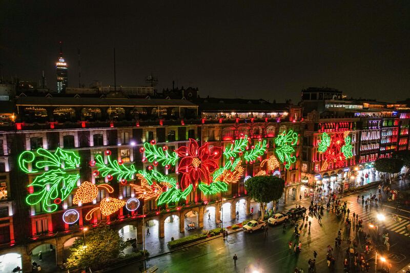 Los adornos iluminan los principales edificios del Centro de la CDMX. (Gobierno de la CDMX)