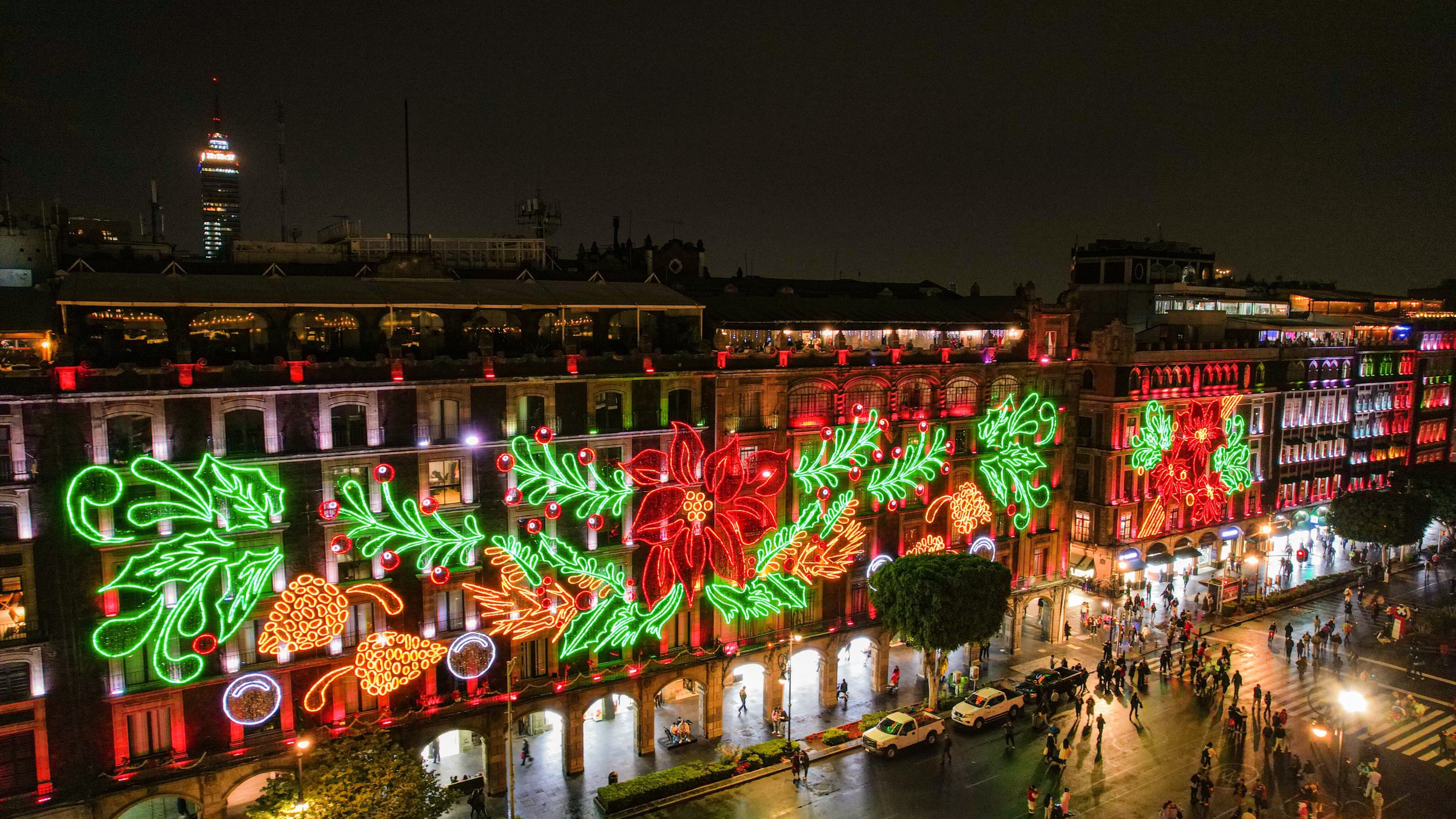 Los adornos iluminan los principales edificios del Centro de la CDMX. (Gobierno de la CDMX)