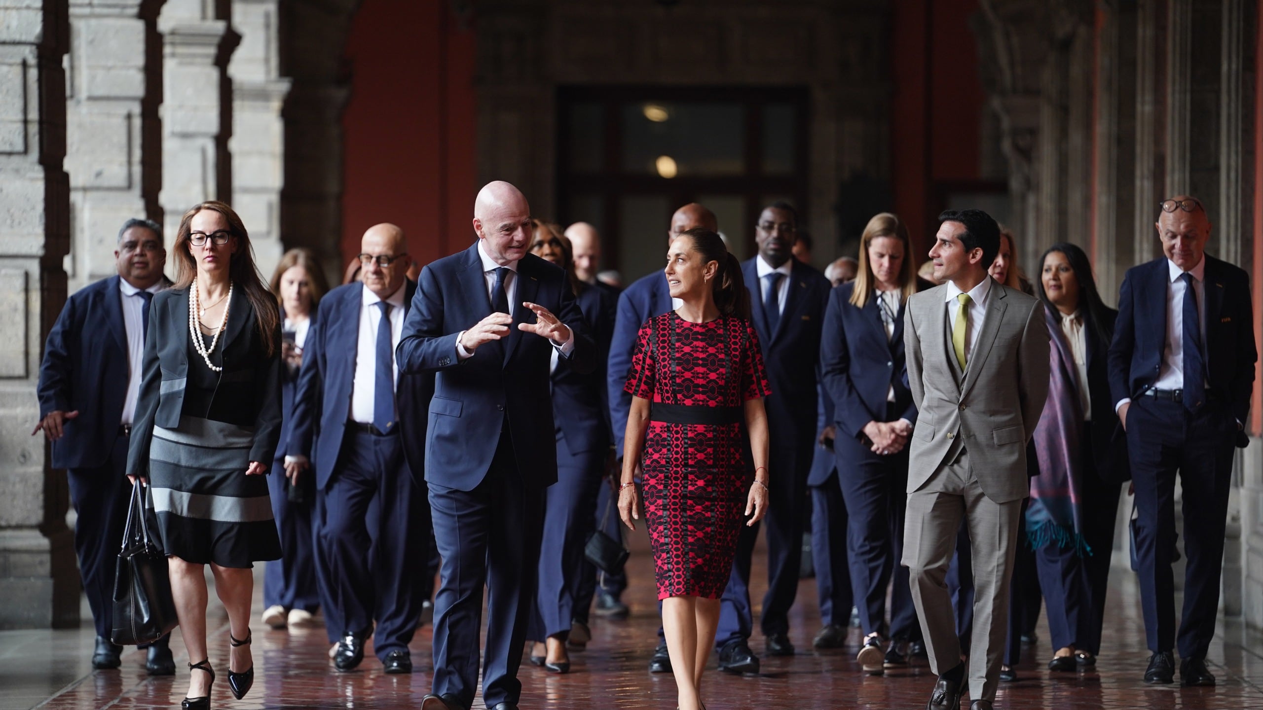 Claudia Sheinbaum y Gianni Infantino se encuentran el Palacio Nacional