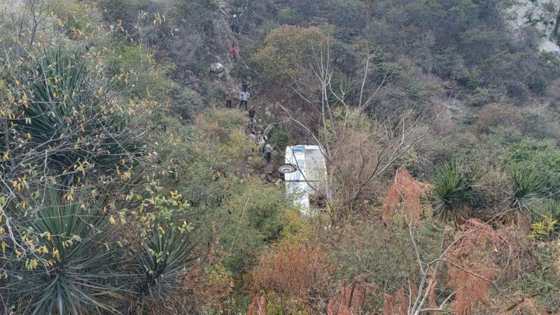 Autobús de pasajeros cae a barranco en Tepexi de Rodríguez