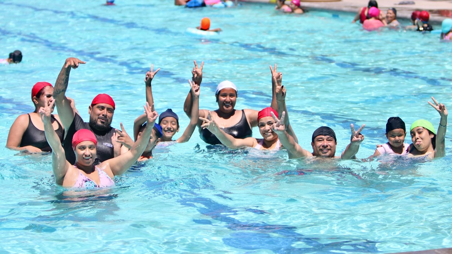 Familias, jóvenes y deportistas llenan las albercas del Centro Acuático Ángel Camacho, que a un año de su apertura suma cerca de 40 mil usuarios en León.