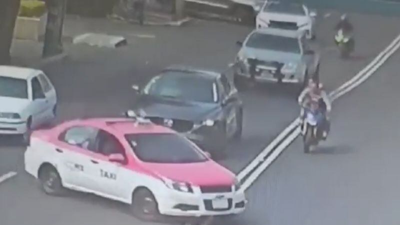 Taxista choca contra moto en que viajaba familia en Cuajimalpa