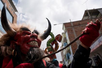 Diablos salen a la calle en Ecuador para dar la bienvenida a 2024