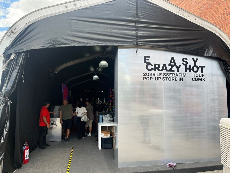 LE SSERAFIM 2025 POP UP IN MEXICO