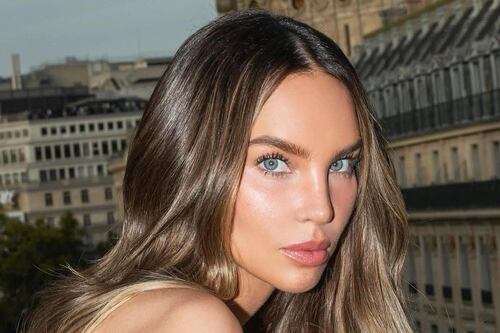 Un año después... Belinda pisa fuerte en París con un look de ensueño