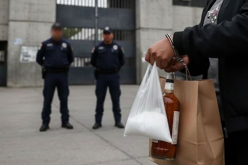 Detienen a mujer con cocaína y alcohol al intentar ingresarlos al Reclusorio Oriente