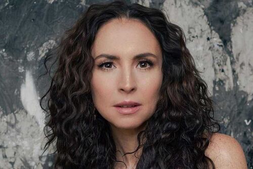 Andrea Torre, de “Una familia de diez”, es la elegancia en un vestido bustier de tul blanco transparente