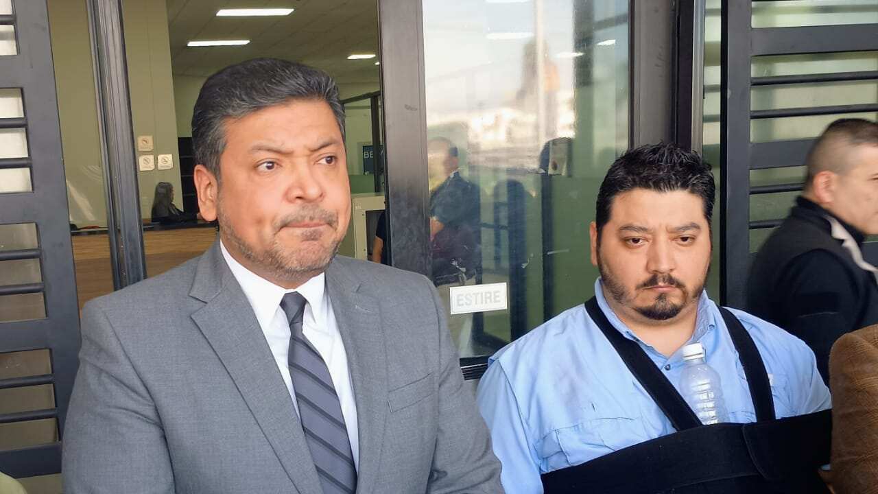 Luis Enrique Orozco, vicefiscal de Justicia y Jesús Orozco, papá de los niños que murieron tras consumir pollo.