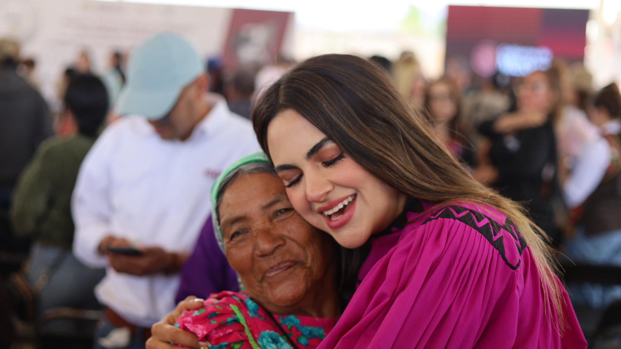 Andrea Chávez en recorrido con la presidenta en la Sierra Tarahumara