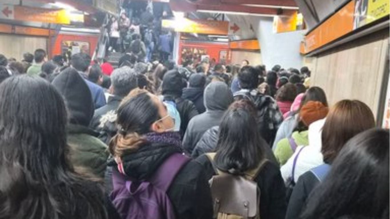 Línea 7 del Metro con problemas en el servicio